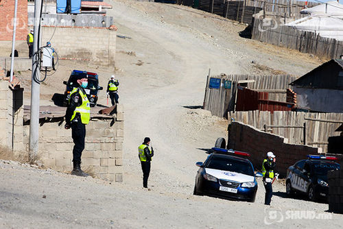 Согтуурсан эрэгтэй, эмэгтэйчүүд 52 настай иргэнийг бүлэглэж зоджээ